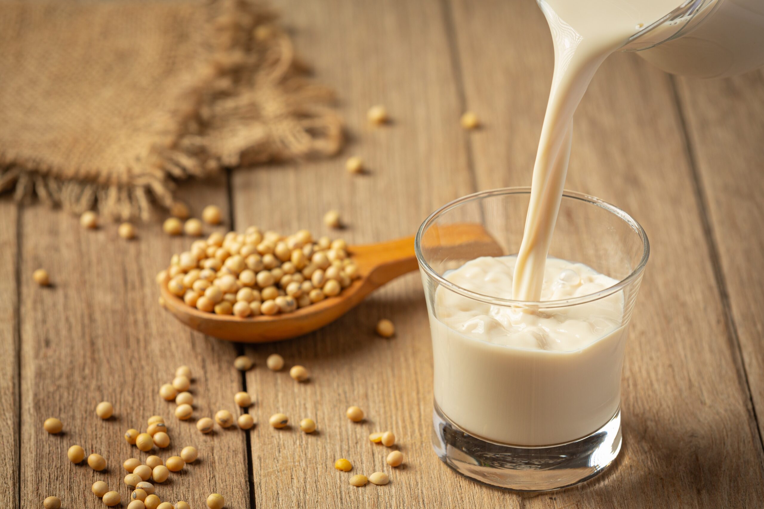 Hybrid product development combining plant based proteins and cultivated proteins